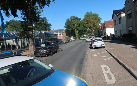 POL-DEL: Stadt Delmenhorst: Drei Personen bei schwerem Verkehrsunfall verletzt +++ Hoher Sachschaden - Foto: presseportal.de POL-DEL: Stadt Delmenhorst: Drei Personen bei schwerem Verkehrsunfall verletzt +++ Hoher Sachschaden - Foto: presseportal.de