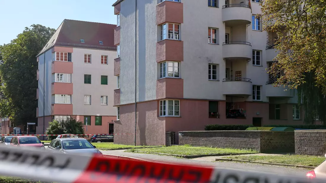 Die Polizei sichert Spuren in der Nähe des Tatortes in Leipzig. - Bild: Jan Woitas/dpa