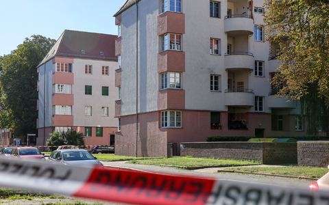 Die Polizei sichert Spuren in der Nähe des Tatortes in Leipzig. - Foto: Jan Woitas/dpa