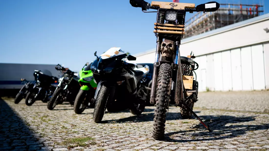 Bei Durchsuchungen im Rocker-Milieu hat die Polizei zehn Motorräder sichergestellt. - Bild: Jacob Schröter/dpa
