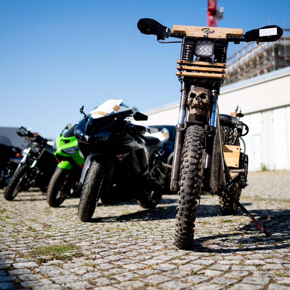 Bei Durchsuchungen im Rocker-Milieu hat die Polizei zehn Motorräder sichergestellt. - Foto: Jacob Schröter/dpa