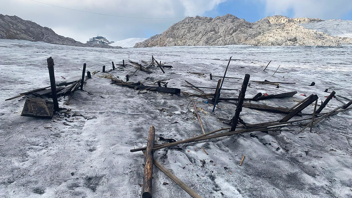 Auch ein altes Lift-Ticket ist aufgetaucht. - Foto: Alex Seebacher/Dachstein Gletscherbahn Ramsau/dpa