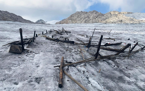 Auch ein altes Lift-Ticket ist aufgetaucht. - Foto: Alex Seebacher/Dachstein Gletscherbahn Ramsau/dpa