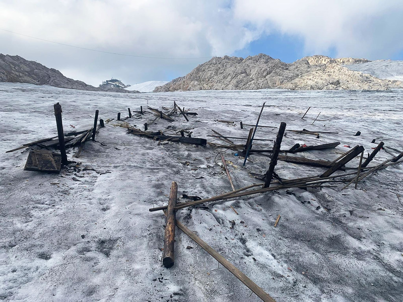 Auch ein altes Lift-Ticket ist aufgetaucht. - Foto: Alex Seebacher/Dachstein Gletscherbahn Ramsau/dpa