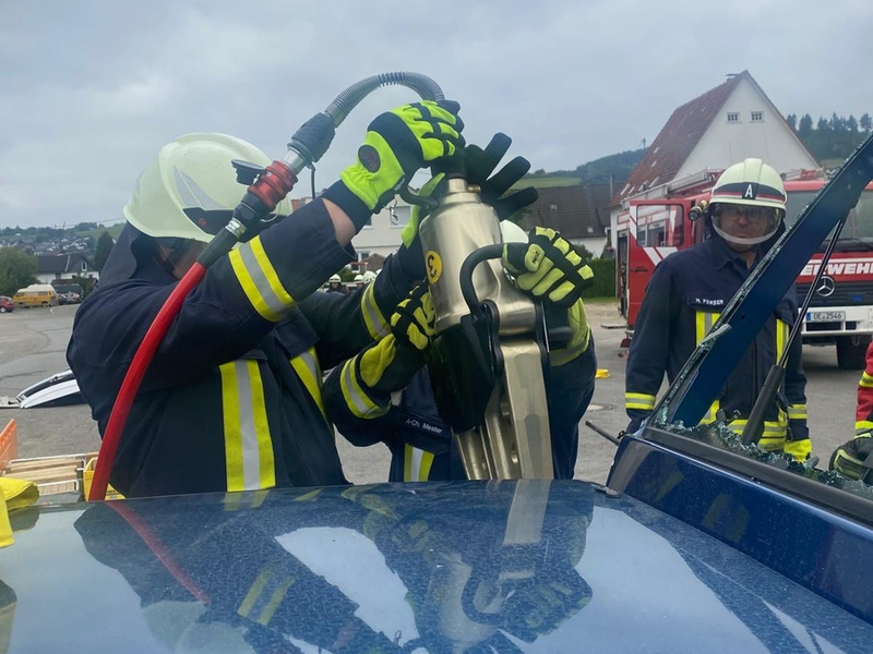 FW-OE: Rescue-Seminar zur Technischen Hilfeleistung - 27 Einsatzkräfte trainieren patientenorientierte Rettung - Foto: presseportal.de