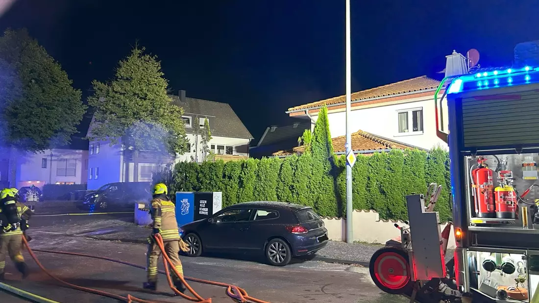 FW Paderborn: Heckenbrand droht auf Wohnhaus und PKW überzugreifen - Bild: presseportal.de