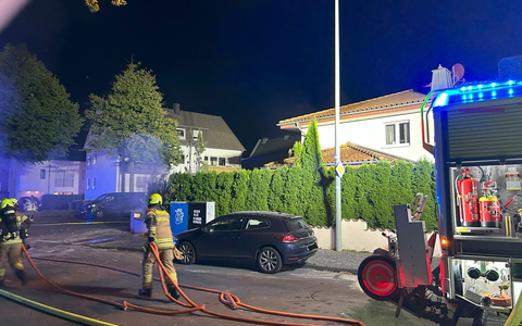 FW Paderborn: Heckenbrand droht auf Wohnhaus und PKW überzugreifen - Foto: presseportal.de