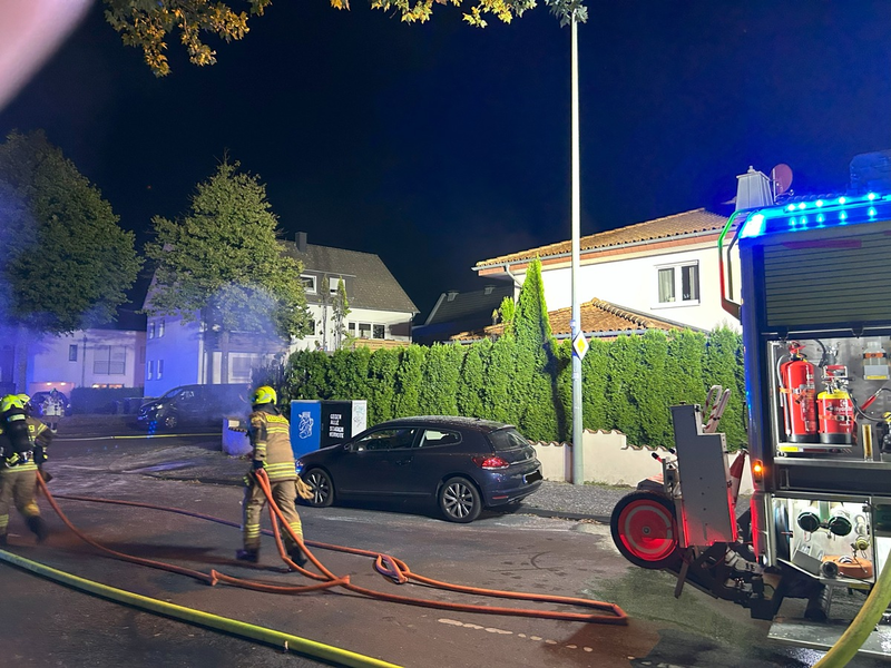 FW Paderborn: Heckenbrand droht auf Wohnhaus und PKW überzugreifen - Foto: presseportal.de