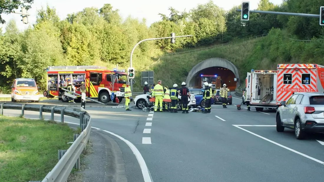 FF Olsberg: Verkehrsunfall am Losenbergtunnel in Olsberg Bigge - Bild: presseportal.de
