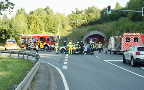 FF Olsberg: Verkehrsunfall am Losenbergtunnel in Olsberg Bigge - Foto: presseportal.de