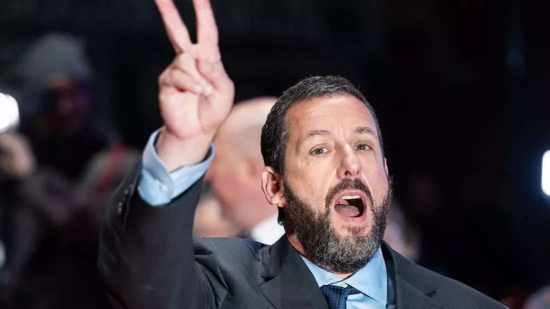 Hat gut lachen und Grund für eine Siegerpose: Adam Sandler ist mit «Happy Gilmore 2» ein erfolgreiches Sequel gelungen. (Archivbild) - Bild: Hannes P. Albert/dpa
