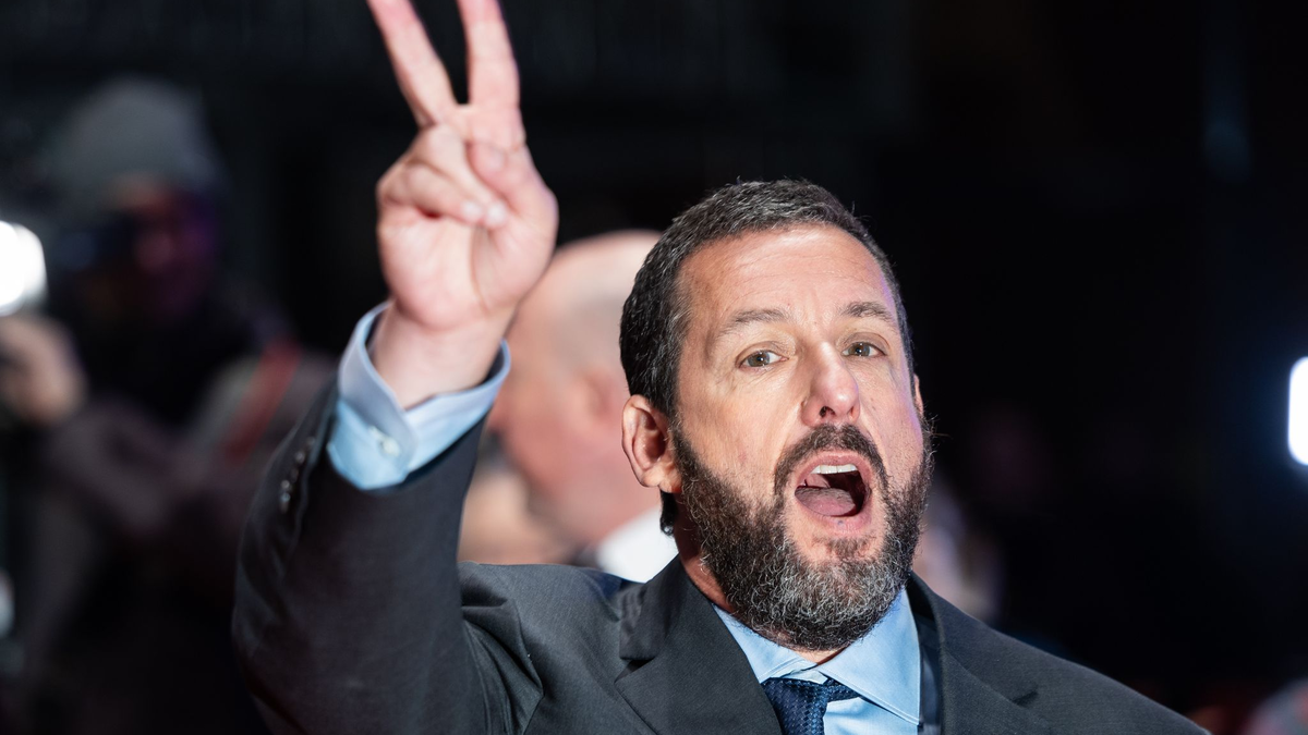 Hat gut lachen und Grund für eine Siegerpose: Adam Sandler ist mit «Happy Gilmore 2» ein erfolgreiches Sequel gelungen. (Archivbild) - Foto: Hannes P. Albert/dpa