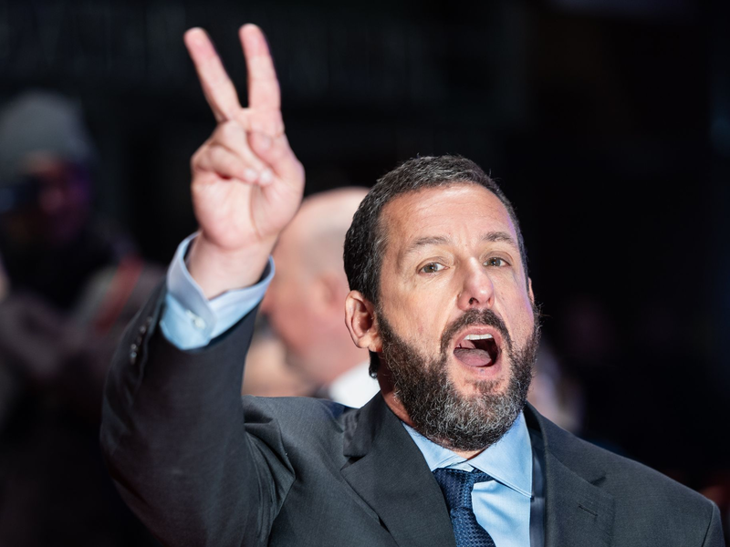 Hat gut lachen und Grund für eine Siegerpose: Adam Sandler ist mit «Happy Gilmore 2» ein erfolgreiches Sequel gelungen. (Archivbild) - Foto: Hannes P. Albert/dpa
