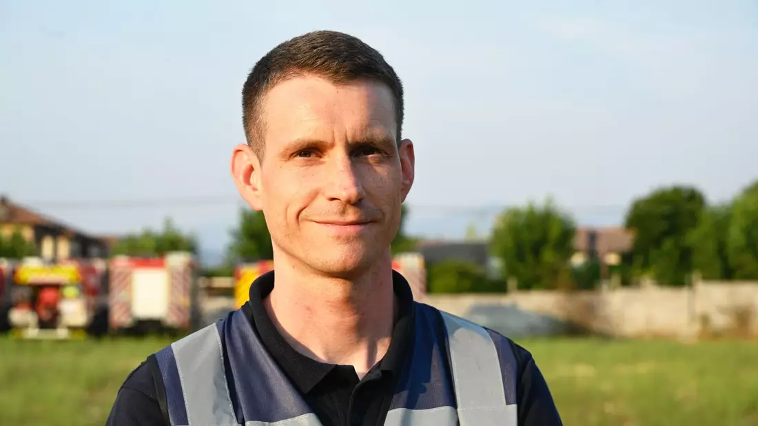 Die deutschen Feuerwehrleute haben eine dreitägige Anfahrt hinter sich. - Bild: Sven Kaeuler/dpa