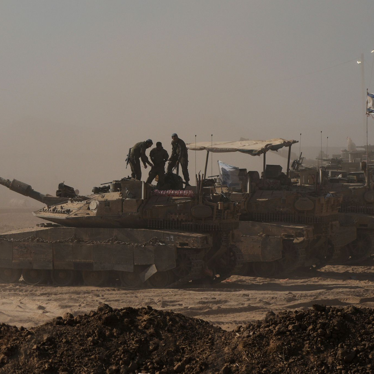 Israelische Soldaten auf dem Dach eines Panzers an der Gaza-Grenze.  - Foto: Maya Levin/AP/dpa