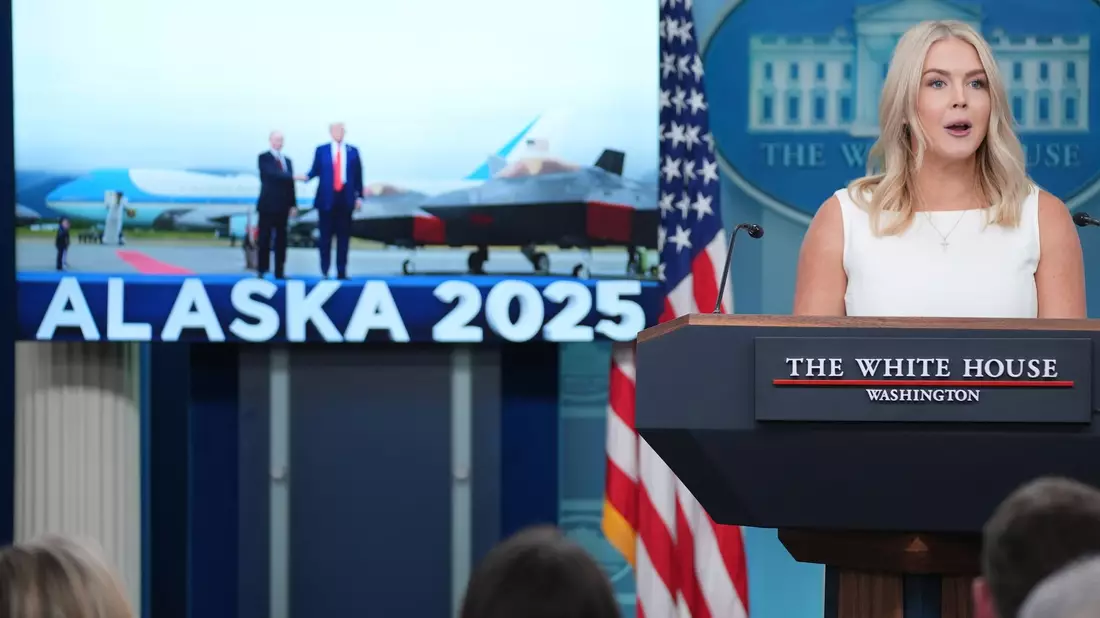 Trumps Sprecherin bekräftigte, dass Putin einem Treffen mit Selenskyj zugestimmt habe. - Bild: Evan Vucci/AP/dpa