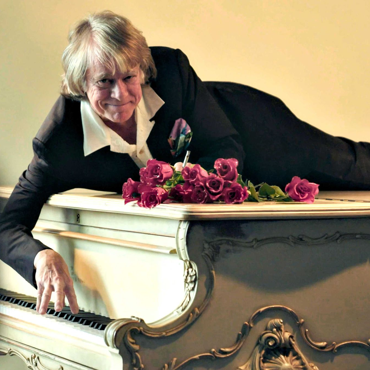 Helge Schneider liegt auf einem Klavier in einer Szene des Films «Helge Schneider - The Klimperclown», der nun in der Mediathek zu sehen ist und am Mittwoch, 20.8., im Ersten gezeigt wird. - Foto: -/SWR Presse/Bildkommunikation/dpa