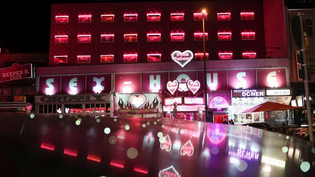 Die Reeperbahn ist auch für Touristen ein beliebtes Ziel.  - Bild: Christian Charisius/dpa