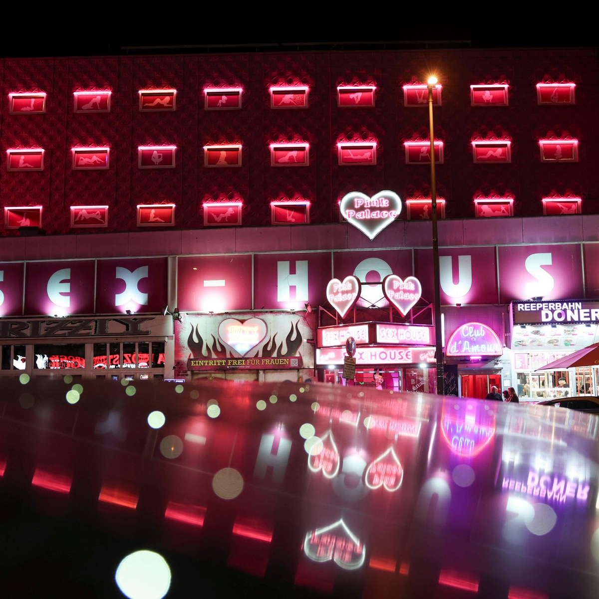 Die Reeperbahn ist auch für Touristen ein beliebtes Ziel.  - Foto: Christian Charisius/dpa