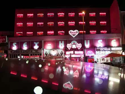 Die Reeperbahn ist auch für Touristen ein beliebtes Ziel.  - Foto: Christian Charisius/dpa