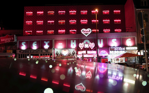 Die Reeperbahn ist auch für Touristen ein beliebtes Ziel.  - Foto: Christian Charisius/dpa