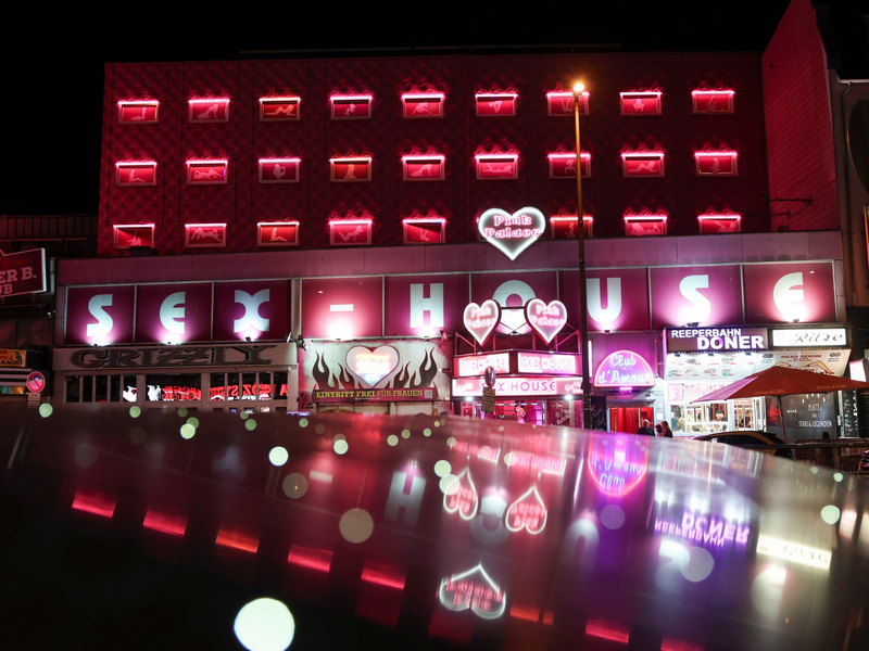 Die Reeperbahn ist auch für Touristen ein beliebtes Ziel.  - Foto: Christian Charisius/dpa