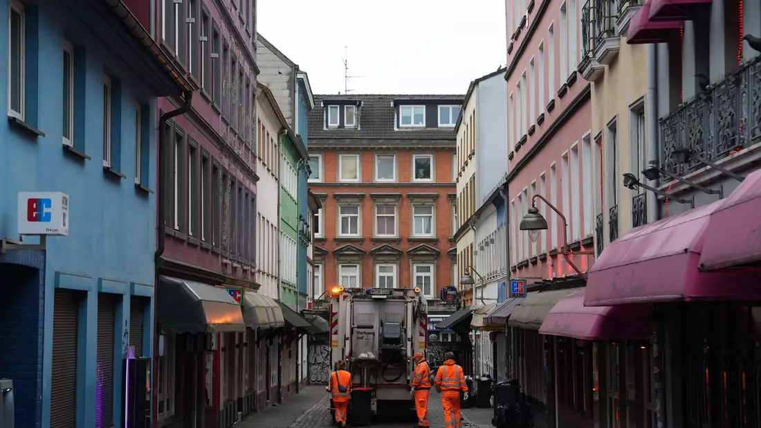 Die Herbertstraße ist die wohl berühmteste Bordellgasse im Hamburger Stadtteil St. Pauli. - Bild: Marcus Brandt/dpa