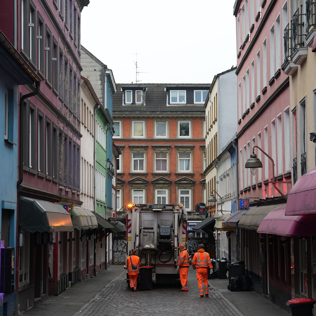 Die Herbertstraße ist die wohl berühmteste Bordellgasse im Hamburger Stadtteil St. Pauli. - Foto: Marcus Brandt/dpa