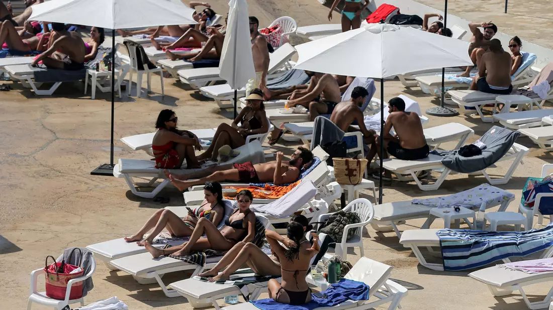 Die Wasserqualität an privaten Beachclubs ist oft besser, da hier keine Abwässer abgeführt werden. - Bild: Marwan Naamani/dpa