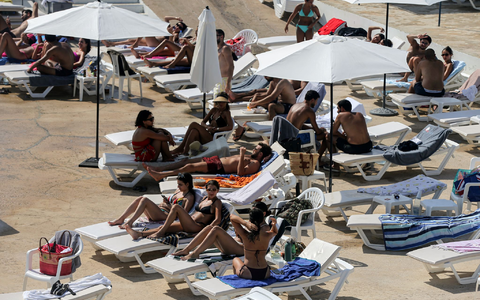 Die Wasserqualität an privaten Beachclubs ist oft besser, da hier keine Abwässer abgeführt werden. - Foto: Marwan Naamani/dpa