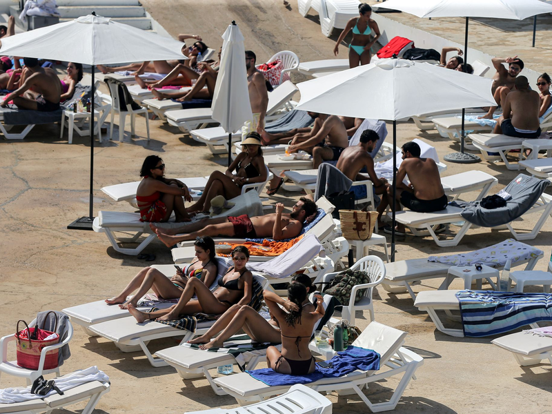 Die Wasserqualität an privaten Beachclubs ist oft besser, da hier keine Abwässer abgeführt werden. - Foto: Marwan Naamani/dpa