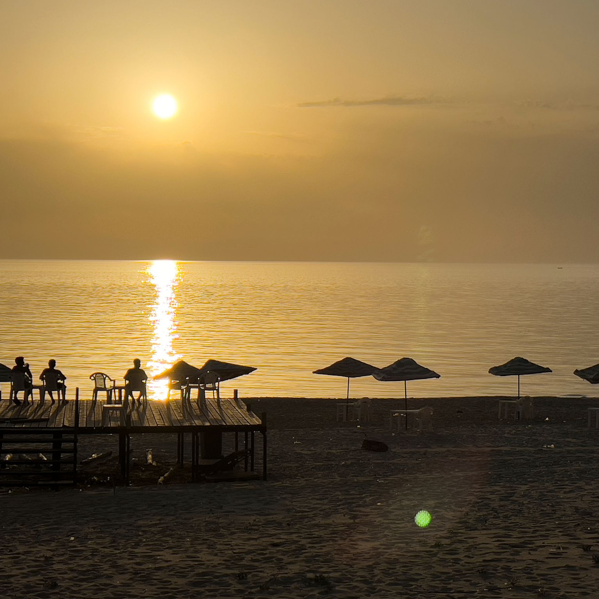 Die Wasserqualität am öffentlichen Strand Ramlet al-Baida ist einem Bericht des CNRS-Forschungsinstituts zufolge eine der schlechtesten im Land. - Foto: Hussein Malla/AP/dpa