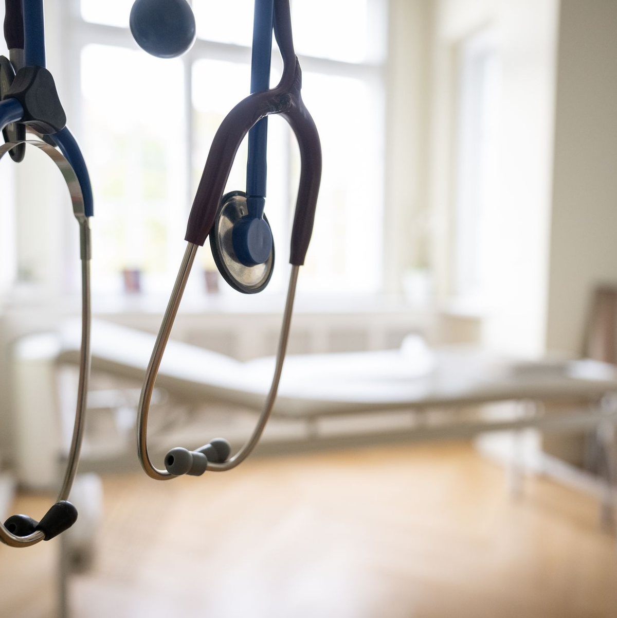 Um dem Fachkräftemangel in der Medizin gegenzusteuern, bräuchte es einer Studie zufolge mehr Studienplätze. (Archivbild)  - Foto: Sebastian Gollnow/dpa