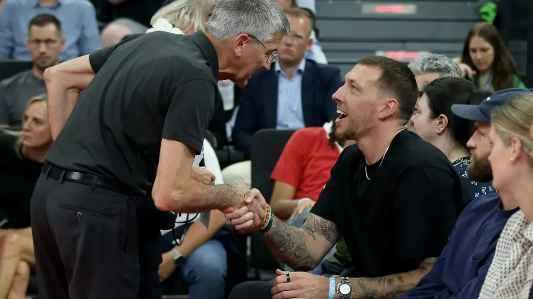 Sitzend und in zivil: So will der Bundestrainer Daniel Theis nicht sehen. - Bild: Matthias Stickel/dpa
