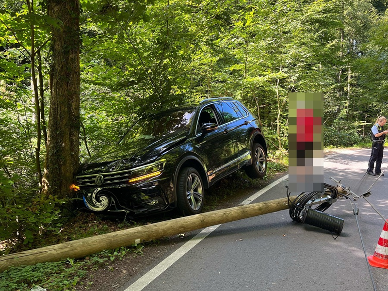 POL-RBK: Bergisch Gladbach - Alkoholisiert von der Fahrbahn abgekommen und dabei Telefonmast zerstört - Foto: presseportal.de