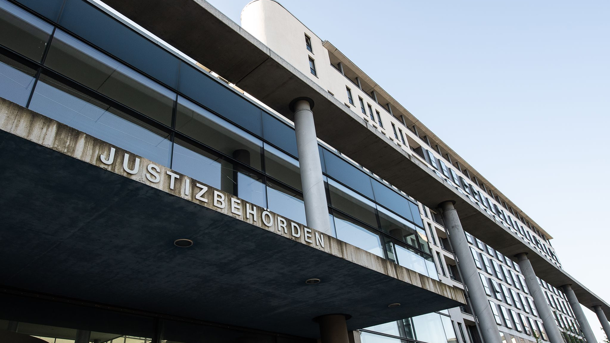 Der 26 Jahre alte Angeklagten räumte die ihm vorgeworfenen 112 Taten zum Prozessbeginn vollumfänglich ein. (Archivbild) - Foto: Swen Pförtner/dpa