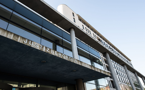 Der 26 Jahre alte Angeklagten räumte die ihm vorgeworfenen 112 Taten zum Prozessbeginn vollumfänglich ein. (Archivbild) - Foto: Swen Pförtner/dpa