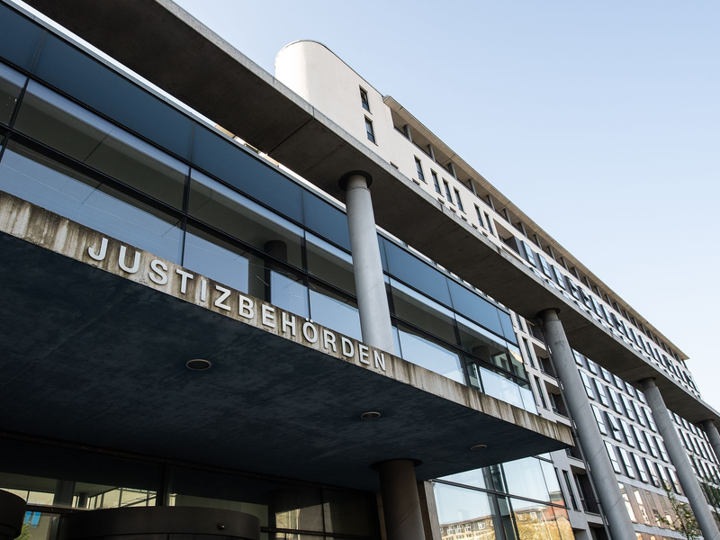 Der 26 Jahre alte Angeklagten räumte die ihm vorgeworfenen 112 Taten zum Prozessbeginn vollumfänglich ein. (Archivbild) - Foto: Swen Pförtner/dpa