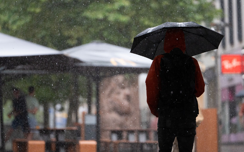 Im äußersten Süden kann es nass und gewittrig werden (Symbolbild)  - Foto: Markus Lenhardt/dpa