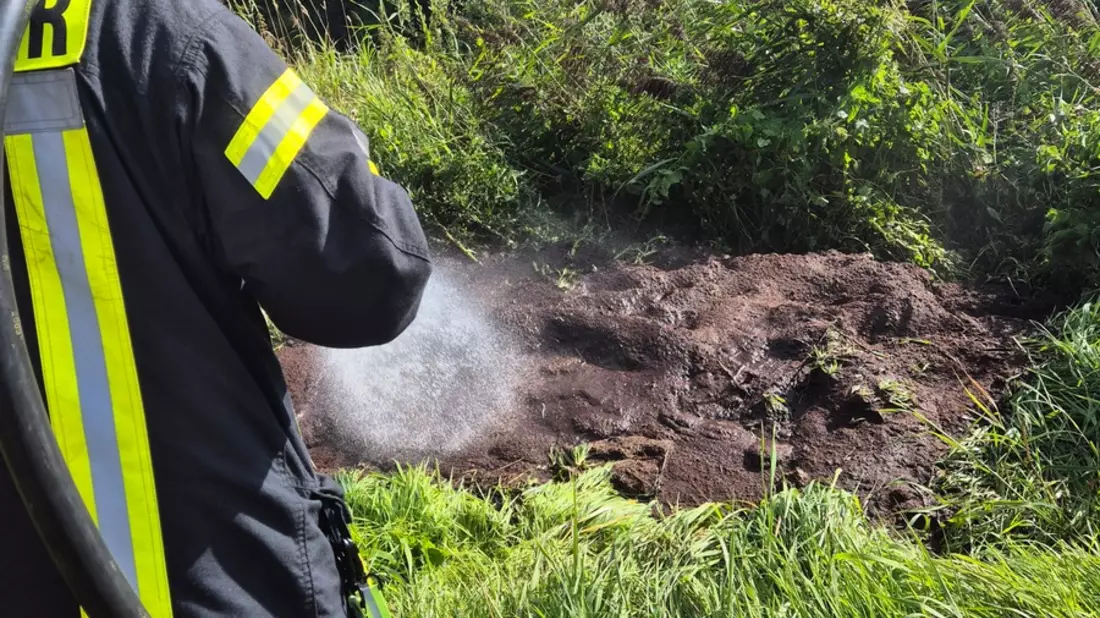 FFW Schiffdorf: Feuerwehr kann Ausbreitung verhindern - Angler setzt Notruf ab - Bild: presseportal.de