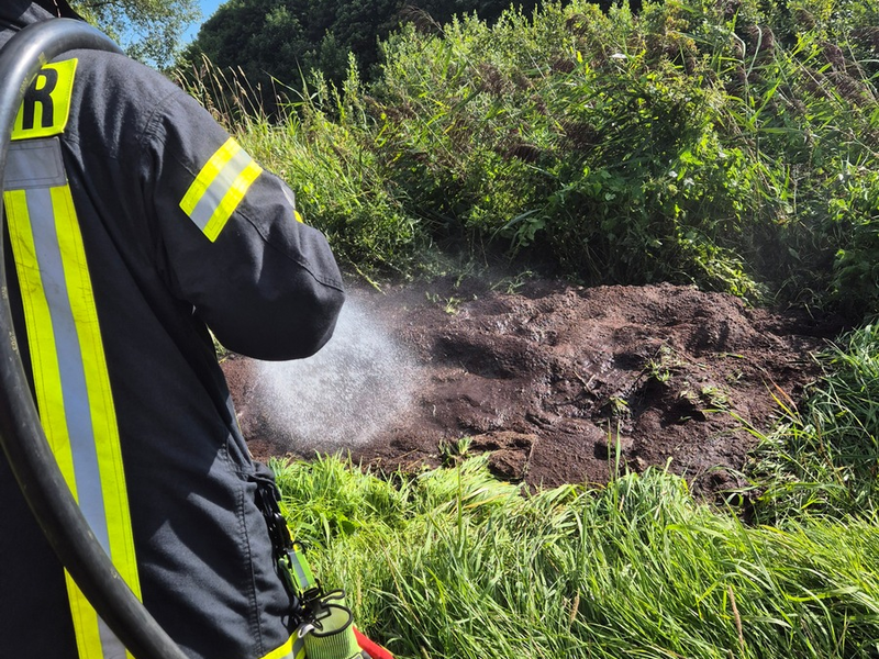FFW Schiffdorf: Feuerwehr kann Ausbreitung verhindern - Angler setzt Notruf ab - Foto: presseportal.de