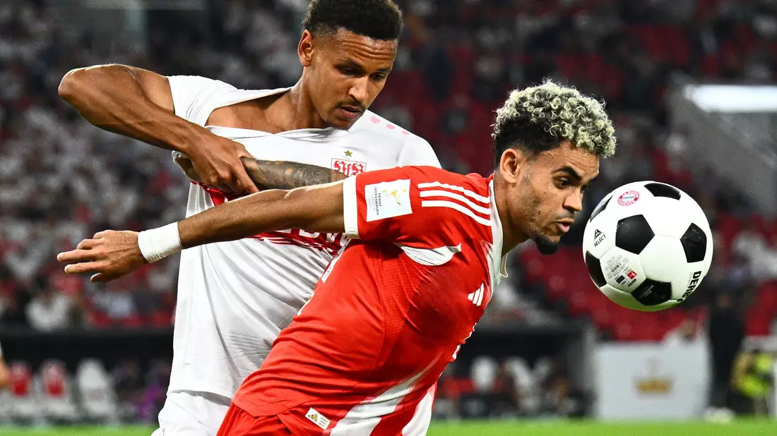 Neuer Bayern-Star: Luis Diaz (r) kam vom FC Liverpool. - Bild: Tom Weller/dpa