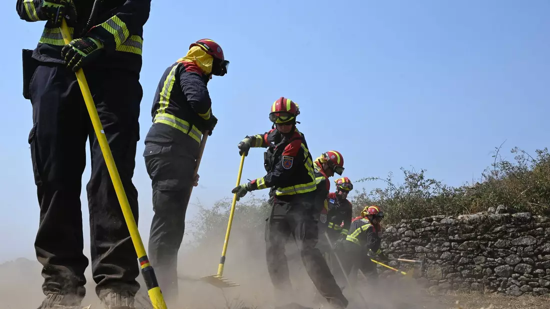Neben Kollegen aus anderen europäischen Ländern sind auch 67 Feuerwehrleute mit ihren Fahrzeugen aus Niedersachsen und Nordrhein-Westfalen in Spanien im Einsatz. - Bild: Sven Käuler/dpa