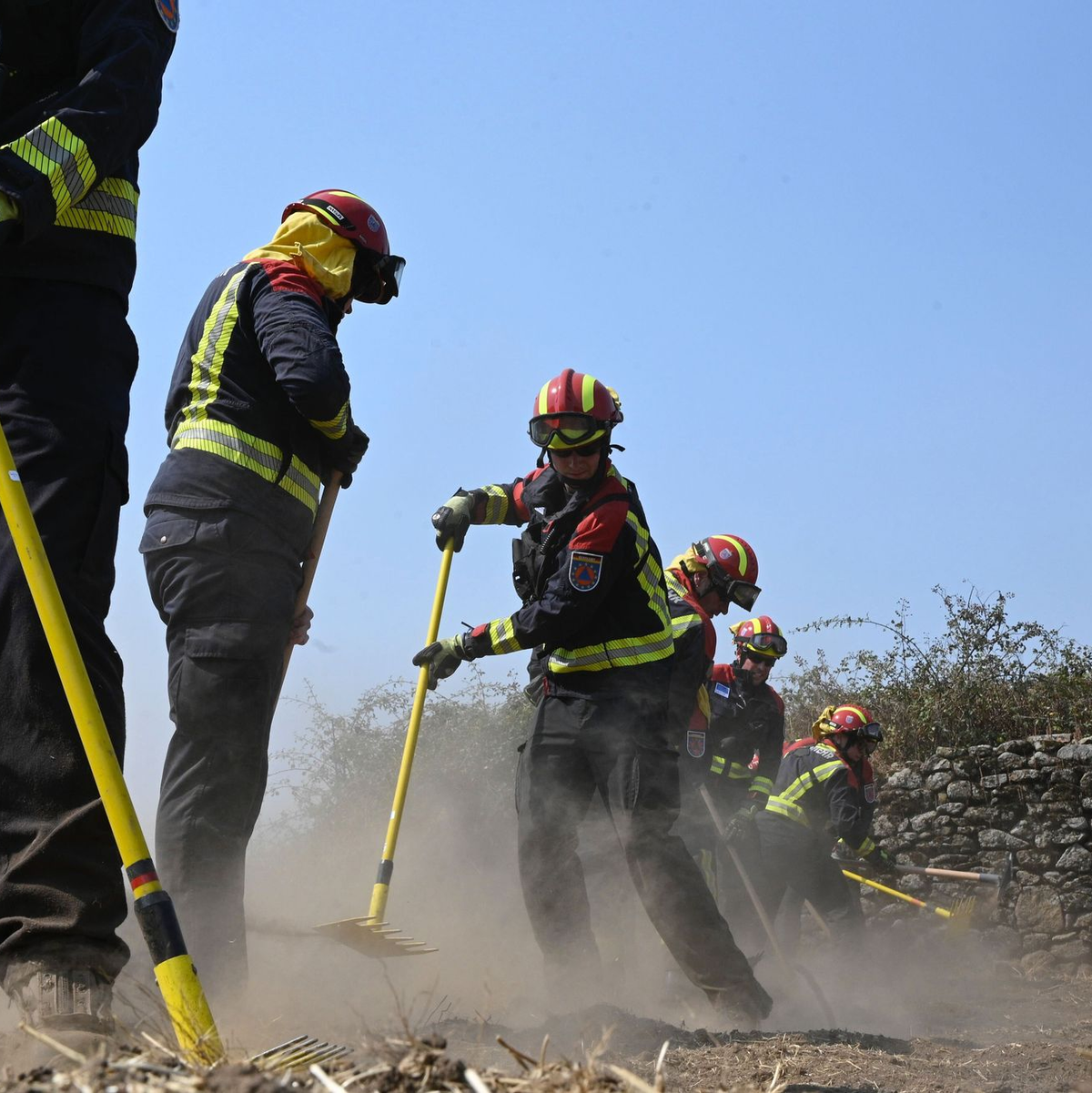 Neben Kollegen aus anderen europäischen Ländern sind auch 67 Feuerwehrleute mit ihren Fahrzeugen aus Niedersachsen und Nordrhein-Westfalen in Spanien im Einsatz. - Foto: Sven Käuler/dpa