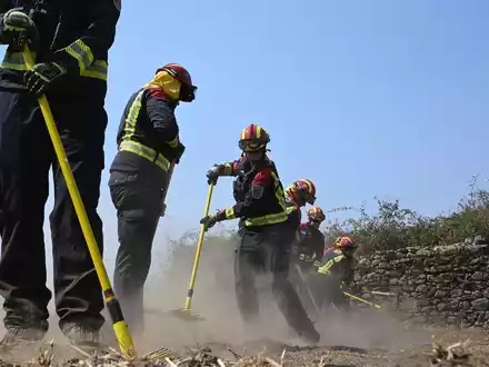 Neben Kollegen aus anderen europäischen Ländern sind auch 67 Feuerwehrleute mit ihren Fahrzeugen aus Niedersachsen und Nordrhein-Westfalen in Spanien im Einsatz. - Foto: Sven Käuler/dpa