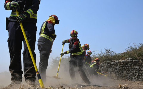 Neben Kollegen aus anderen europäischen Ländern sind auch 67 Feuerwehrleute mit ihren Fahrzeugen aus Niedersachsen und Nordrhein-Westfalen in Spanien im Einsatz. - Foto: Sven Käuler/dpa Neben Kollegen aus anderen europäischen Ländern sind auch 67 Feuerwehrleute mit ihren Fahrzeugen aus Niedersachsen und Nordrhein-Westfalen in Spanien im Einsatz. - Foto: Sven Käuler/dpa
