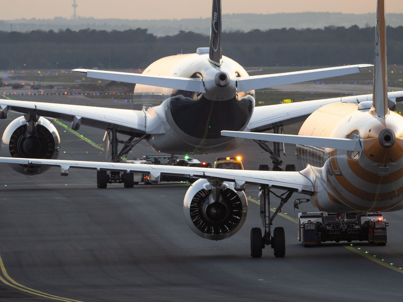 Lufthansa und Condor konkurrieren am Frankfurter Flughafen. (Archivbild) - Foto: Boris Roessler/dpa