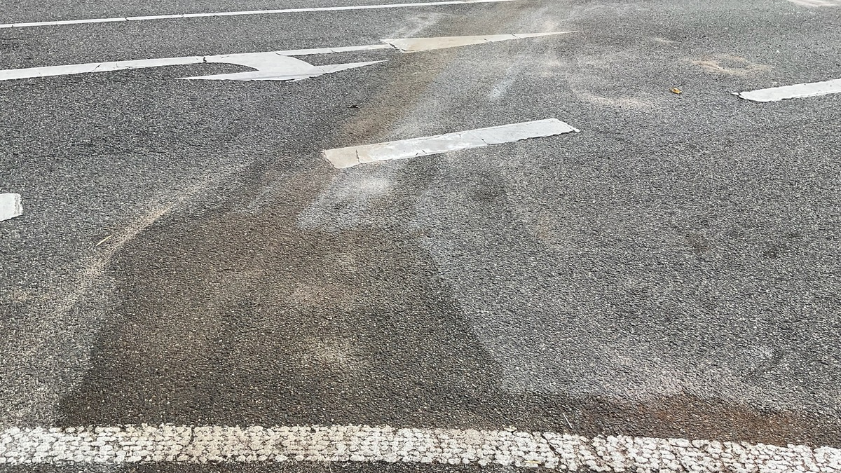 FW Alpen: auslaufende Betriebsmittel nach Verkehrsunfall - Foto: presseportal.de