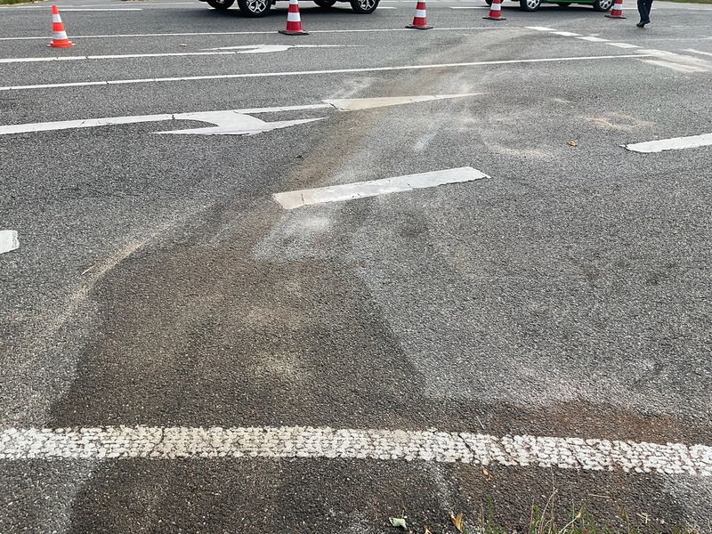 FW Alpen: auslaufende Betriebsmittel nach Verkehrsunfall - Foto: presseportal.de