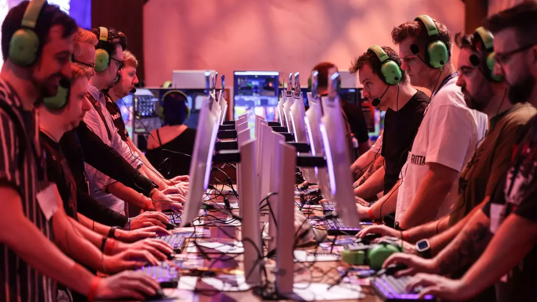 Viele Gamescom-Besucher standen fasziniert vor den Computern und an den Konsolen - ihre Begeisterung für Games ist groß. - Bild: Oliver Berg/dpa